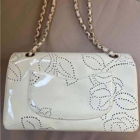 🌸 Chanel Medium Classic Flap - Camelia Ivory Patent Leather 🌸 - Picture 4 of 13